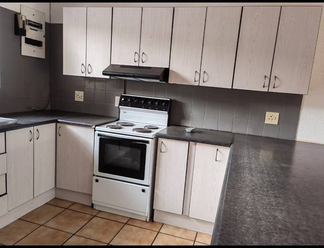 3 BEDROOM TOWNHOUSE FOR SALE IN HEIDELBERG CENTRAL